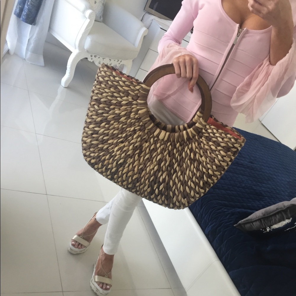 LARGE STRAW BEACH BAG WITH WOODEN HANDLES